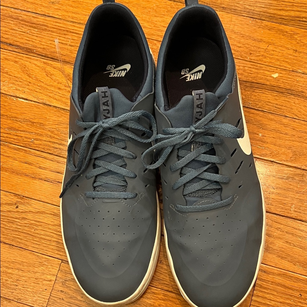 Nike Men's Dark Gray Sneakers